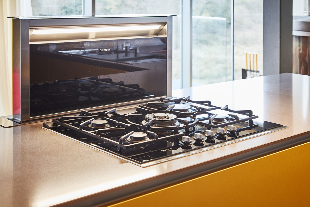 Hob with pop-up extractor